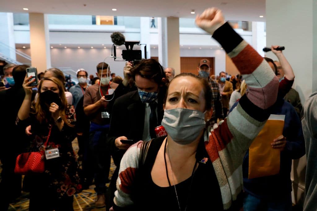 Seguidores del presidente Trump buscan irrumpir en un centro donde procesan los votos en Detroit.