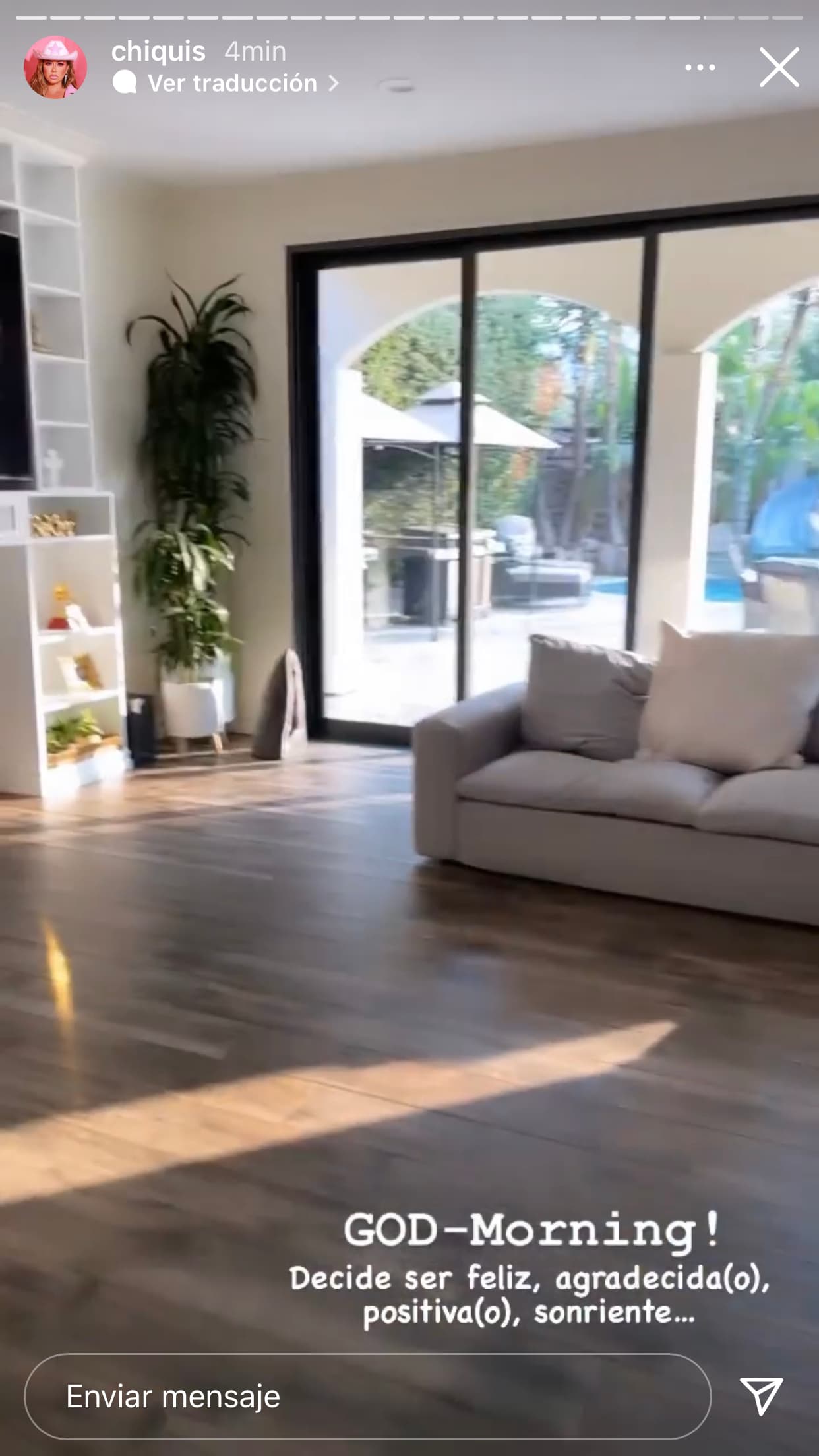 Mientras tanto, muy temprano, Chiquis dio los buenos días a sus fans continuando con un mensaje positivo: "Decide ser feliz, agradecido (a), positivo (a), sonriente".