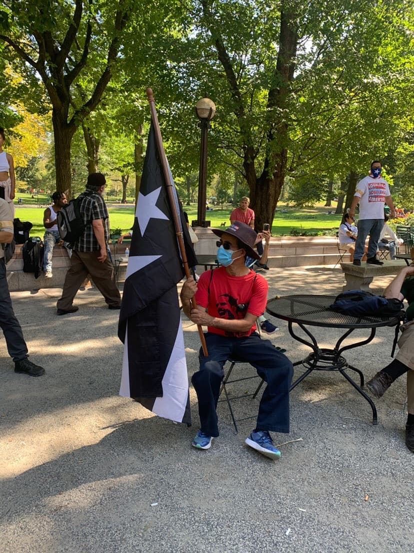 La emblematica bandera puertorriqueña en blanco y negro
