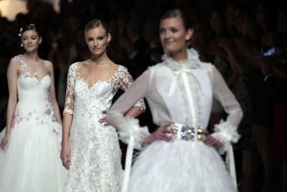 Escotes de corazón, estilos románticos, transparencias y encajes.