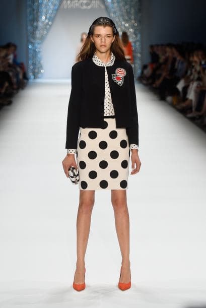 Elije una falda blanca con lunares negros y únete a la tendencia del 'black&white'.