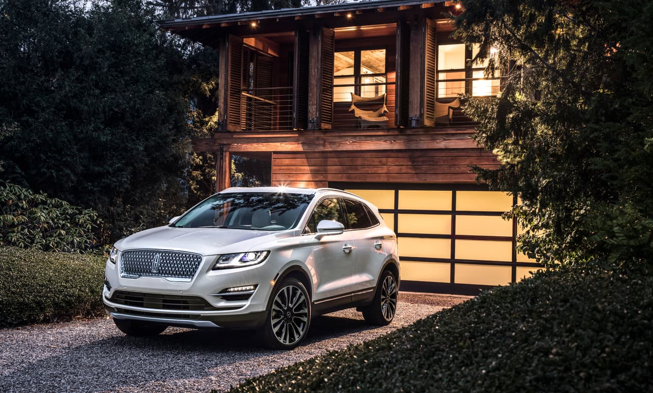 <b>Lincoln MKC 2019</b>
<br>Este fue uno de los dos lanzamientos de Lincoln en el Auto Show de Los Ángeles, evento caracterizado por la gran presencia de SUV's. En el caso de la pequeña y compacta MKC, tiene un nuevo diseño con el que pretende seguir atrayendo clientes de otras marcas de lujo (como Lexus y Mercedes-Benz) y continuar con la preferencia del público femenino.