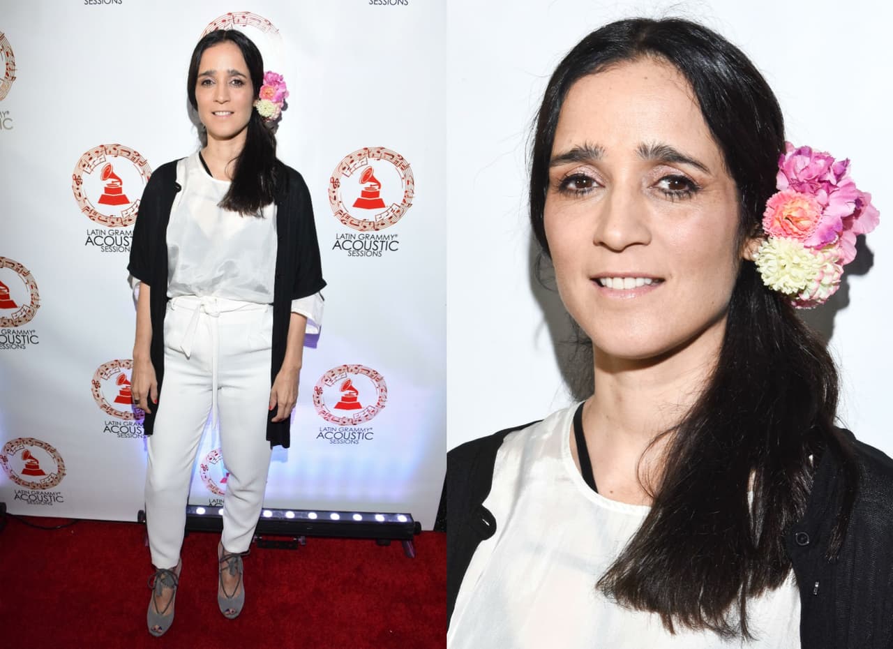 Julieta se colgó unas florecitas para que su coleta de cabello no pasara por alto, pero aún así, no se le ve muy bien peinada.