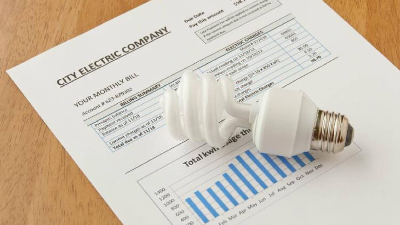 Las solicitudes se atienden por orden de llegada y no está garantizado el apoyo; la asistencia se limita a una vez en un período de 12 meses. No se otorga beneficio a solicitantes con un crédito de $500 o más en su factura de servicios públicos.