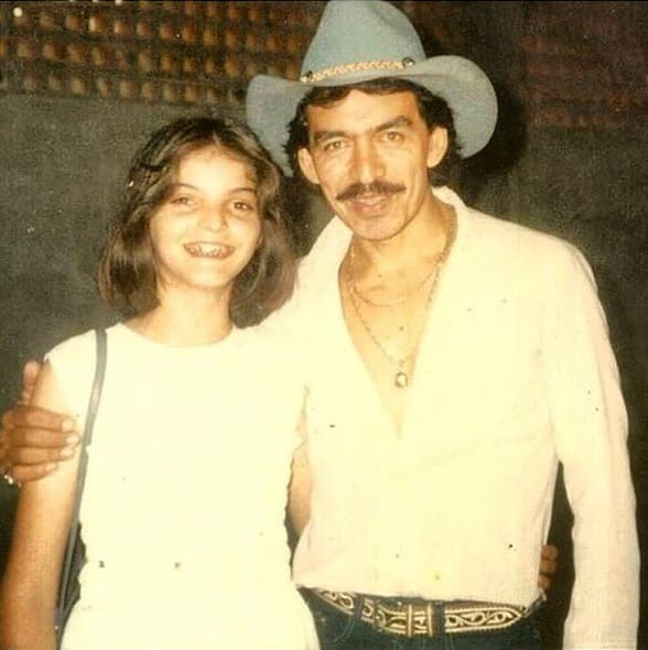 Ana Bárbara supo que quería ser cantante desde niña. A los 8 años ya trabajaba como corista de su hermana Viviana.