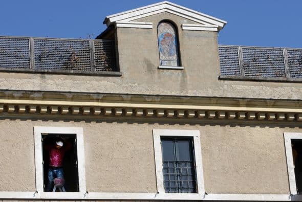 El huerto frecuentado por Benedicto contribuirá a alimentar la mesa del futuro Papa: pimientos, tomates, zapallitos y repollos son cultivados en el recinto y abastecen a menudo a la cocina pontificia, al igual que los limones y naranjas del pequeño vergel.