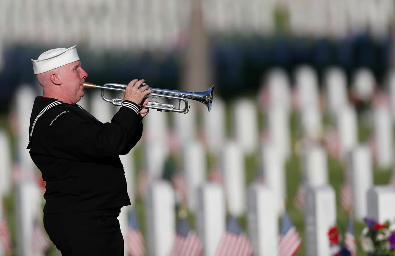 Mark Stallins, veterano de la Marina de EEUU, conmemora a los soldados caídos en el Cementerio Nacional Fort Logan, al suroeste de Denver. (AP Photo/David Zalubowski)