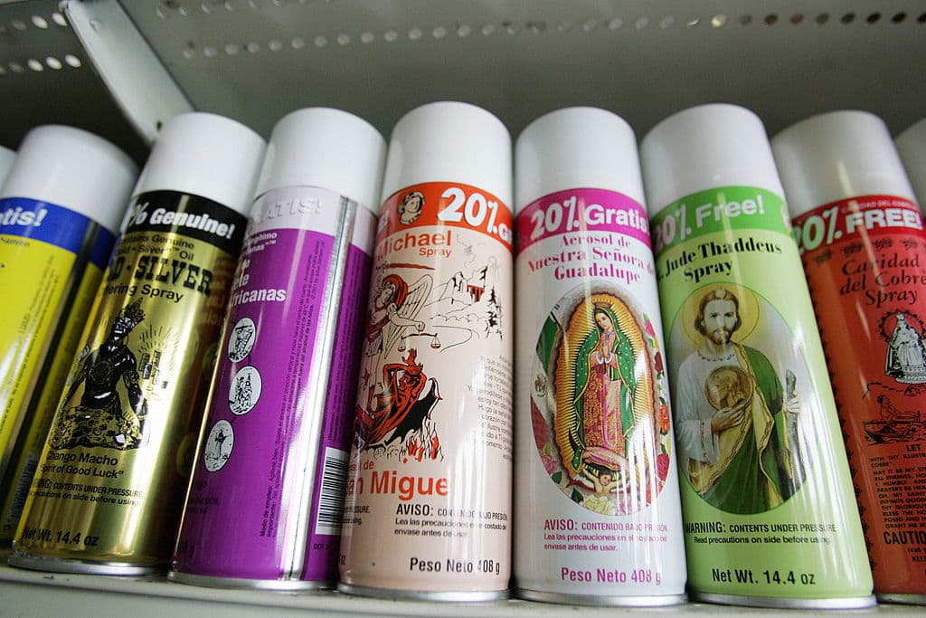 Tienen un fuerte seguimiento en lugares como Cuba, donde hay tiendas populares que venden muchísimos productos para sus rituales y ceremonias religiosas, que mezclan tanto sus costumbres como las católicas. Aquí podemos ver unos aerosoles.