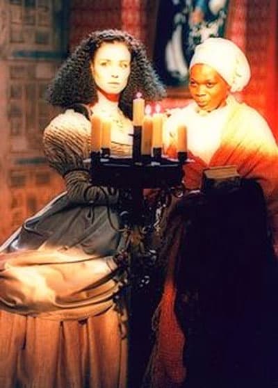 Al ver que su amado 'Eduardo' también muere, 'Lucrecia decide quitarse la vida.