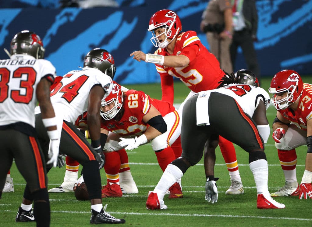 La defensa de los Tampa Bay deja a Patrick Mahomes sin pase de anotación y con dos intercepciones en la arrolladora victoria de los Buccaneers 9-31 sobre los Kansas City Chiefs. Tom Brady demuestra porque es el mejor y con tres pases de anotación y sin intercepciones consigue su séptimo anillo de Super Bowl.