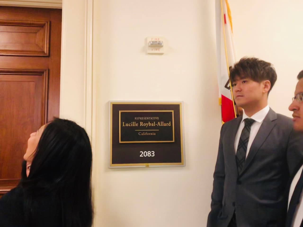 El dreamer de origen surcoreano Jason Hong espera delante de la oficina de la congresista Lucille Roybal-Allard.