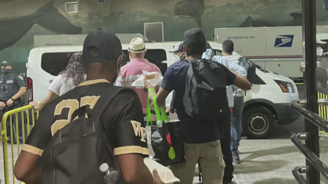 Nueva York busca habilitar famoso hotel en Times Square para recibir a cientos de migrantes provenientes de Texas