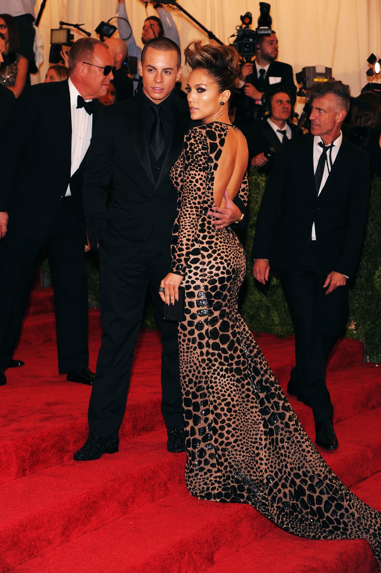 Un estampado de animal print, con un profundo escote en la espalda que robó miradas. En esa ocasión, ella iba acompañada de Casper Smart.