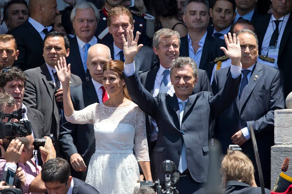 Macri acaba con 12 años de kirchnerismo al jurar como presidente de Argentina