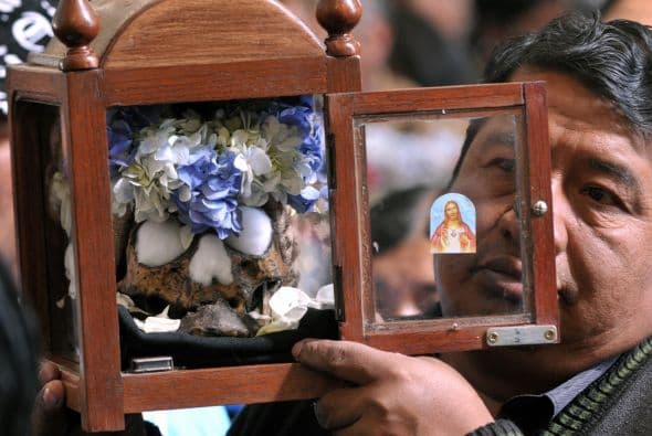 "Les traemos a la iglesia para hacer bendecir y que cuide las posesiones, en la casa, en el negocio, también en el cuidado de la salud de la familia", dice Choque. "Tienen mejor visión desde el cielo para cuidar las propiedades de la familia", agrega.