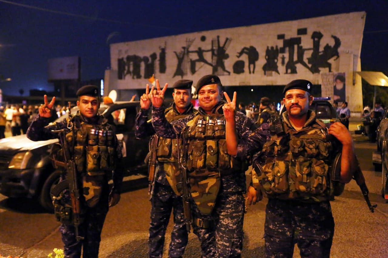 Soldados iraquíes celebran la liberación de Mosul en la plaza Tahrir en Bagdad, Irak.