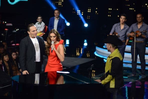 ¿Espinoza o Cristian? Ambos cantantes trataron de explicar cómo se seduce a una dama y dieron tremenda clase de consejos, los cuales aplicaron con la bella Galilea Montijo.