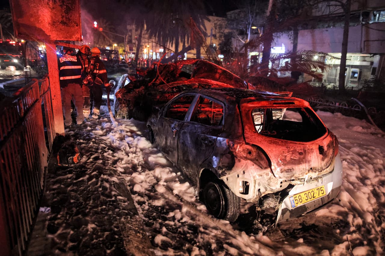 Vehículos que fueron alcanzados por los cohetes lanzados en la madrugada de este martes sobre Israel desde la Franja de Gaza.