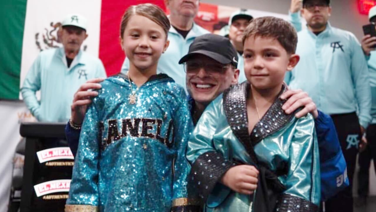 El hijo del 'Canelo' posó junto a su media hermana María Fernanda para ser fotografiado con Peso Pluma en el vestidor de su padre antes de la pelea.