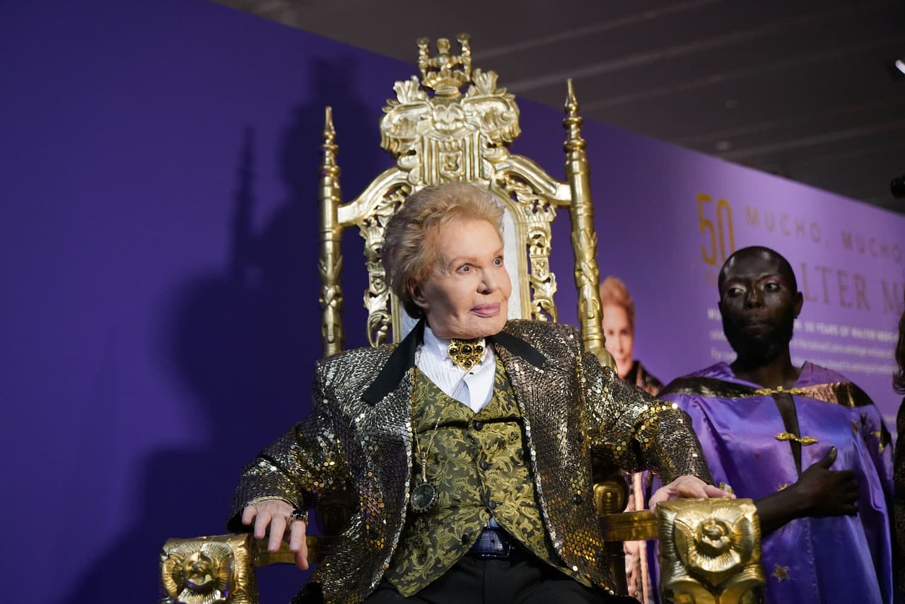 “Ha sido un placer compartir mi mensaje de amor y paz con mis fanáticos durante más de 50 años y me alegra poder compartir ahora parte de mi guardarropa, joyas y artefactos con ustedes por primera vez en un museo”, dijo esa noche Walter Mercado.