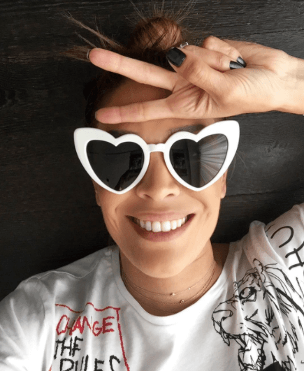 Es por eso que más que seguir las reglas sobre el tipo o forma que es ideal para un tipo de rostro, Karla se deja llevar por su instinto.