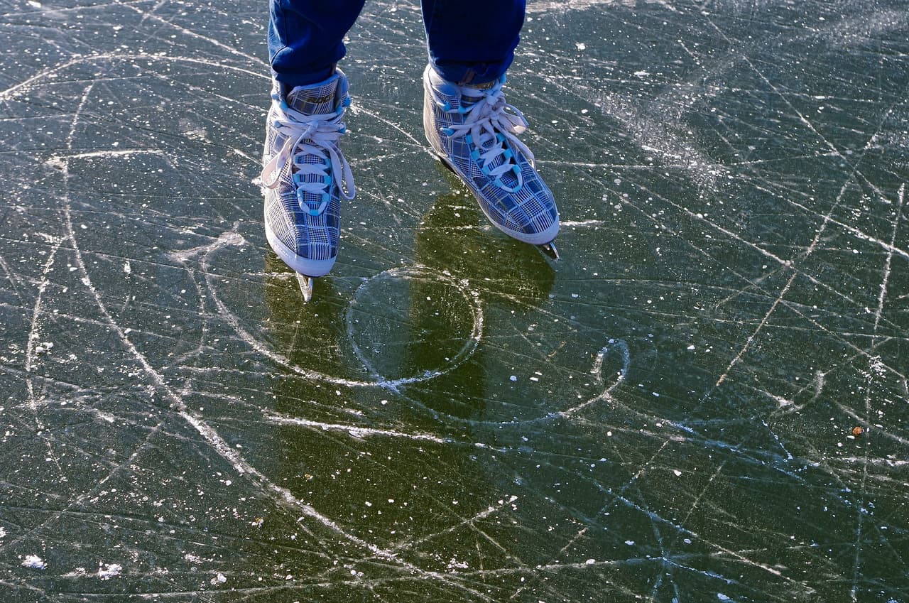 Quebradillas recibe la Navidad con pista de patinaje sobre hielo