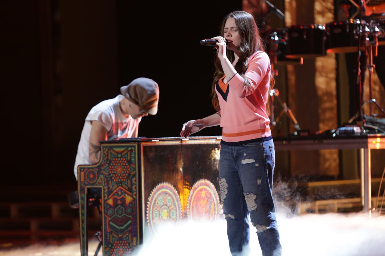 <b>Álbum del Año</b> por
<b> 'Un Besito Más'</b>.