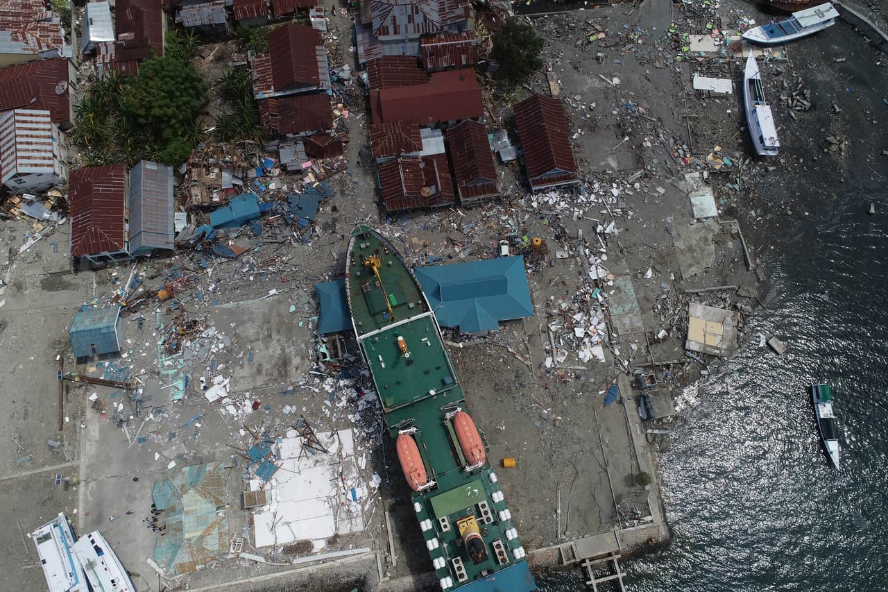 En Dongala, a unas 40 millas al norte de Palu, el puerto resultó destruido. Las autoridades están precupadas por los afectados en este distrito, al que solo unos pocos rescatistas han podido llegar.