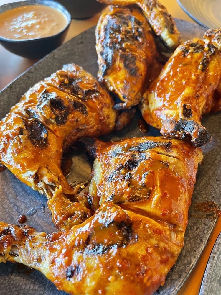 <b>FF Chicken</b>
<br>Dirección: 8531 Brier Creek Pkwy Ste 109 Raleigh, NC 27617
<br>Teléfono: (984) 244-7127
<br>Sitio web: 
<a href="https://ffchicken.com">https://ffchicken.com</a> 
<br>
<b><a href="https://www.yelp.com/map/ff-chicken-raleigh">Cómo llegar</a></b>
<br>
<br>Una usuaria de Yelp dijo: “¡Muy bueno! Las opciones de pollo y salsas eran deliciosas. También probé el maíz y tiene la cantidad justa de picante”.