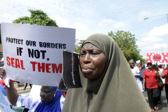 Los padres de las chicas han criticado la gestión del ejército, y creen que al principio éste no actuó con la urgencia que requería la situación.
