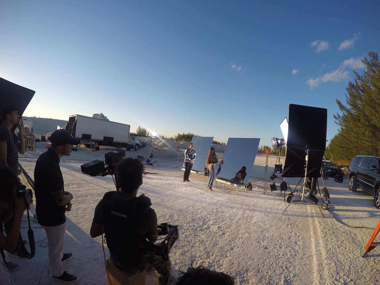 Daddy Yankee y Natti Natasha en plena filmación. "En esta ocasión me toca ser, como siempre en el amor, el malo" nos dijo Daddy Yankee sobre su rol en la canción 'Otra cosa'.