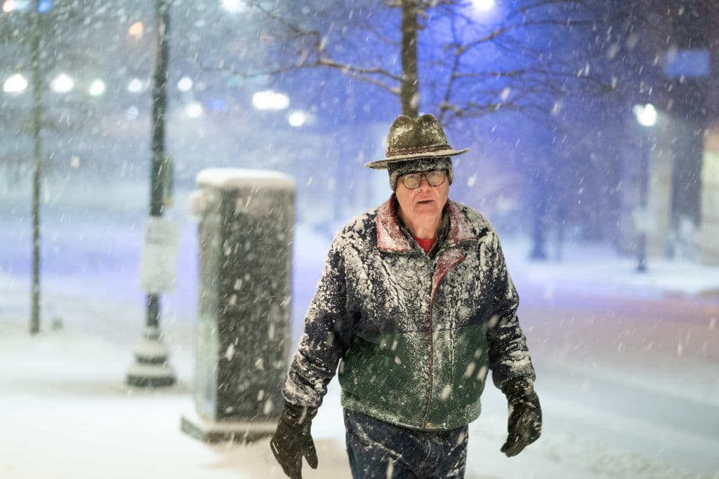 Un hombre camina bajo la nieve por la Main Street de Greenville, Carolina del Sur.