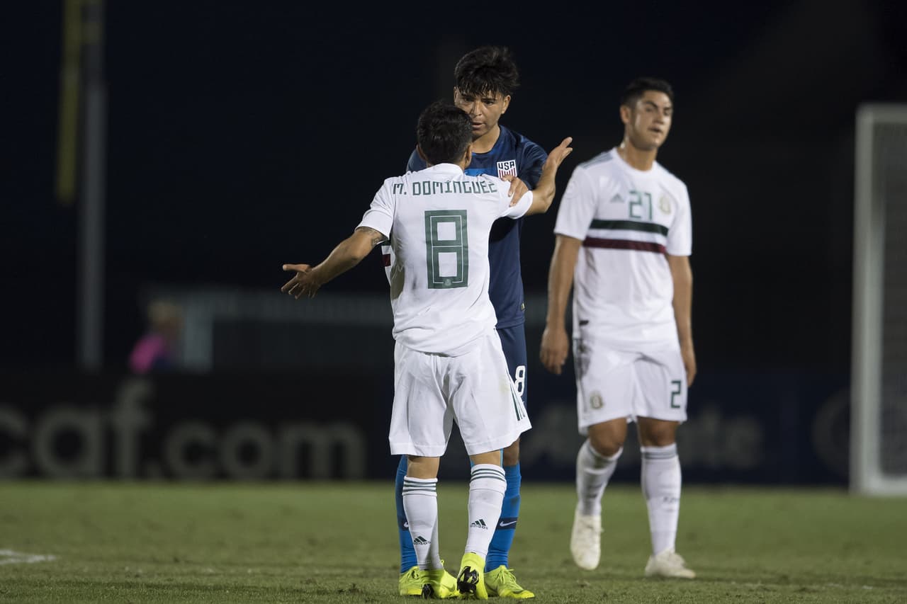 Pero los estadounidenses empezaron a endurecer la pierna y a sacar de sus casillas a los futbolistas mexicanos ante la táctica de jugar duro por parte de los de las barras y las estrellas.