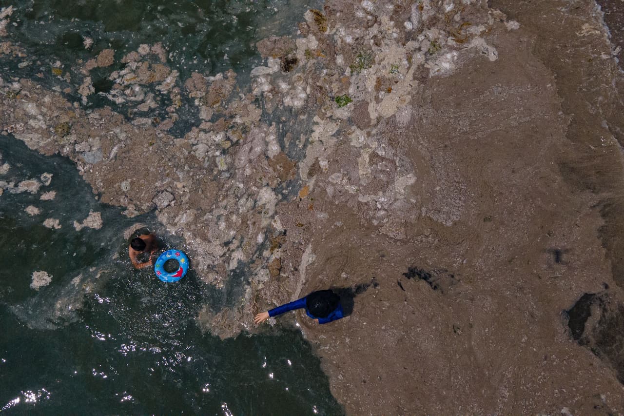 Enseñe a los niños 
<b>que nadar en aguas abiertas es diferente de nadar en una piscina.</b>
<br>
<br>Ten en cuenta las situaciones propias de las aguas abiertas, como la visibilidad limitada, la profundidad, las superficies irregulares, las corrientes de resaca. 
<br>
<br>Estos peligros potenciales pueden hacer que nadar en aguas abiertas
<b> sea más difícil que nadar en una piscina.</b>