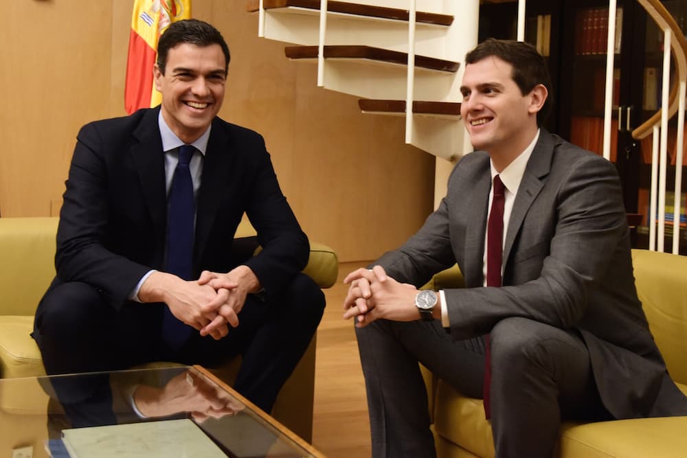 Líder socialista español recibe el primer apoyo de la centroderecha para formar gobierno