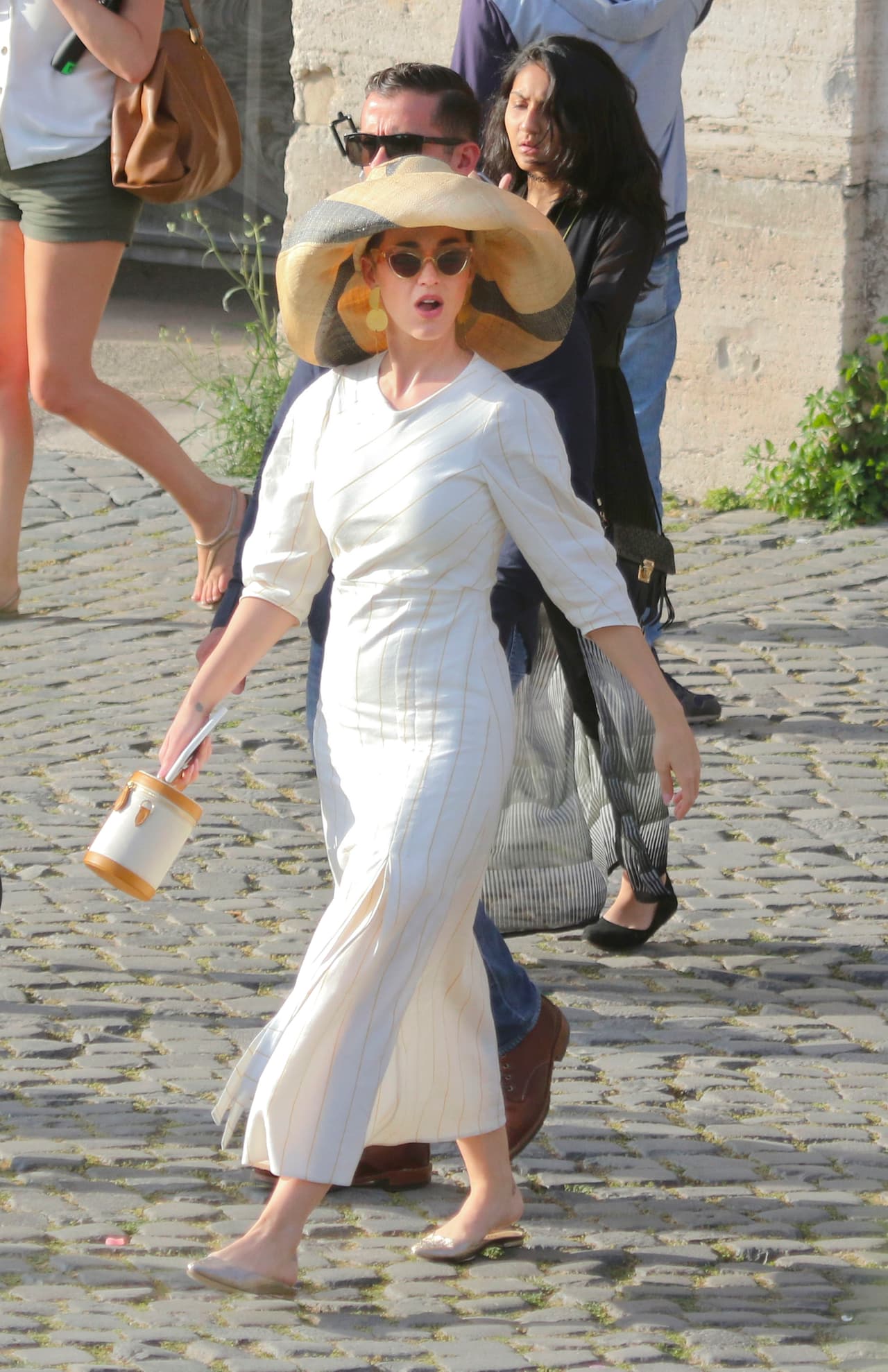 Katy Perry se dio tiempo para recorrer, junto a su famosa pareja, algunas calles de Roma y como es su costumbre luciendo siempre a la moda.