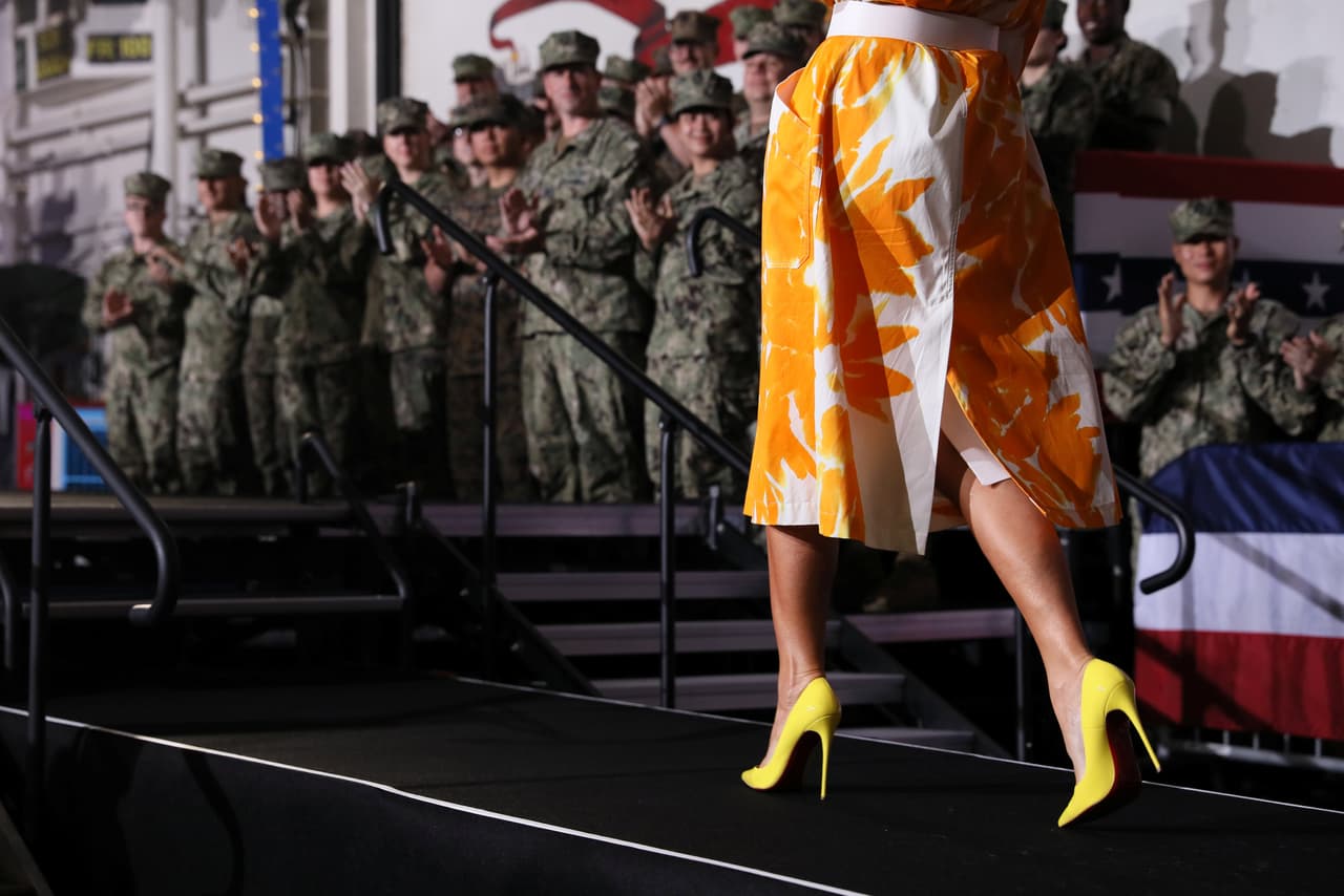 La primera dama, Melania Trump, camina por USS Wasp para participar en un acto por el Memorial Day, o Día de conmemoración de los caídos en batallas.