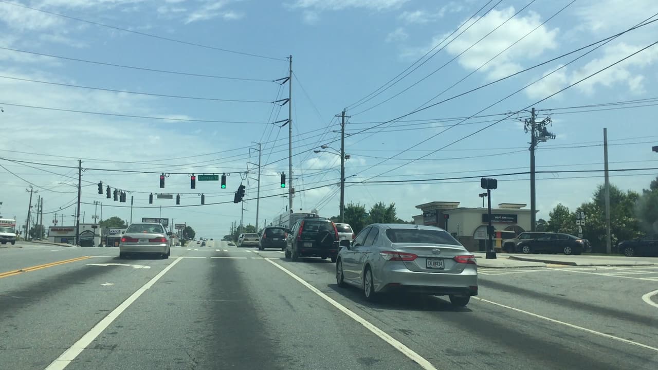 Las comunidades inmigrantes de Georgia vivieron entre los rumores y el miedo el inicio de lo que según el gobierno federal serán varios días de operativos para poner bajo custodia y deportar a indocumentados. En horas de la tarde de este domingo, tanto grupos activistas como Inmigración no habían confirmado detenciones en la región. Al norte de Atlanta, más de 70 personas se reunieron desde muy temprano en la sede de la organización Alianza Latina de Georgia por los Derechos Humanos (GLAHR), desde donde se formaron una decena de grupos que salieron a verificar si agentes del Servicio de Inmigración y Control de Aduanas de los Estados Unidos (ICE) estaban en los vecindarios arrestando a personas.