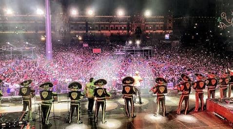 Emmanuel y Mijares se presentaron en la también llamada Plaza de la Constitución del Centro Histórico de la Ciudad de México y así lo compartió el exesposo de Lucero, quien comentó: "¡Felicidades México! Y gracias a todos los que nos acompañaron esta noche.".