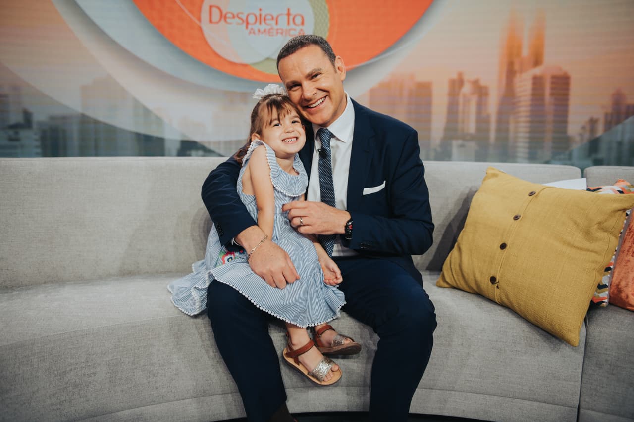 Muy coqueta, Michelle posaba para las fotos junto a su papito.