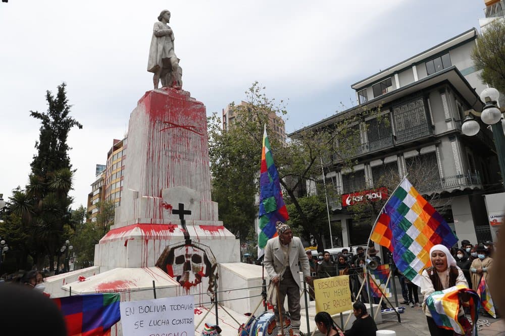 En La Paz,
<a href="https://www.univision.com/temas/bolivia">Bolivia</a>, activistas protestan contra la colonización española en el monumento a Cristóbal Colón que luce pintado de rojo para simbolizar la sangre derramada por los pueblos originarios, en el marco del Día de la Descolonización, como también se le conoce al Día de la Raza.
