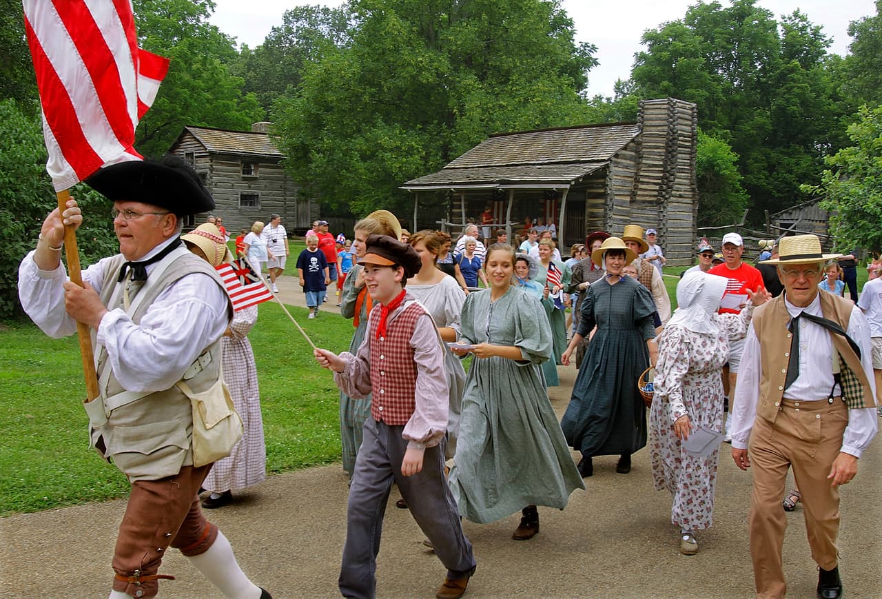El 4 de Julio se conmemora en cada lugar de EEUU de forma independiente. Fuegos artificiales, actos culturales y pequeños desfiles donde marchan civiles y servidores públicos locales. En la fotografía tomada en 2010 en Petersburg, Illinois, civiles vestidos a la usanza de la época de Abraham Lincoln marchan frente a casas construidas con troncos para emular un pueblo donde vivió el mítico presidente estadounidense del siglo XIX.