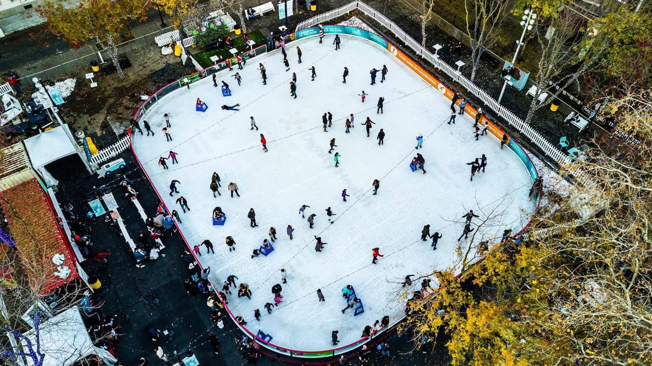 <b>1. Downtown Sacramento Ice Rink</b>
<br>Ubicación: Ali Youssefi Square, Sacramento
<br>Horarios: 10:00 a.m. - 10:00 p.m., hasta el 20 de enero
<br>Costo: $15 entrada general, $8 niños menores de 6 años
<br>Descripción: Una clásica pista al aire libre en el corazón del centro. Ideal para disfrutar descuentos en tiendas locales con tu brazalete de entrada. Perfecta para capturar fotos navideñas.