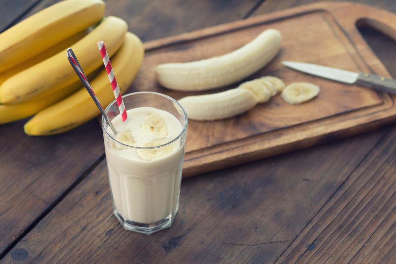 <b>Licuado de banano: </b>muchos latinos crecimos con un batido de banana esperándonos cada mañana —en los casos más extremos hay madres que adicionaban un huevo a la receta—. Un clásico que se puede actualizar (y aligerar) usando leche de almendras, o yogurt griego, en lugar de leche entera de vaca. Para la indulgencia se puede preparar con chocolate.