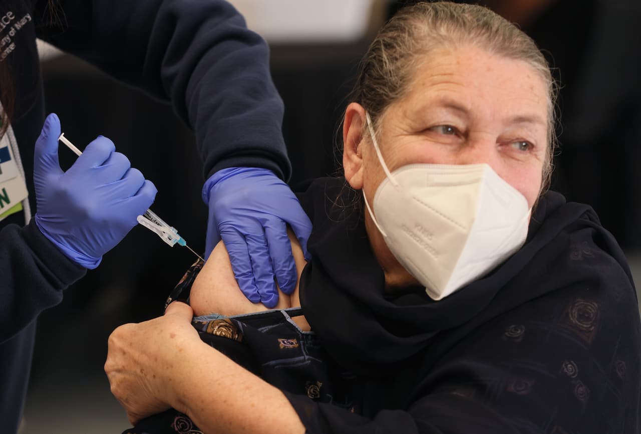 En Pensilvania, aquellos que están en la Fase 1B ahora son elegibles para vacunarse en el estado a partir del lunes. Esto incluye a personas como los trabajadores postales y los empleados del transporte público.