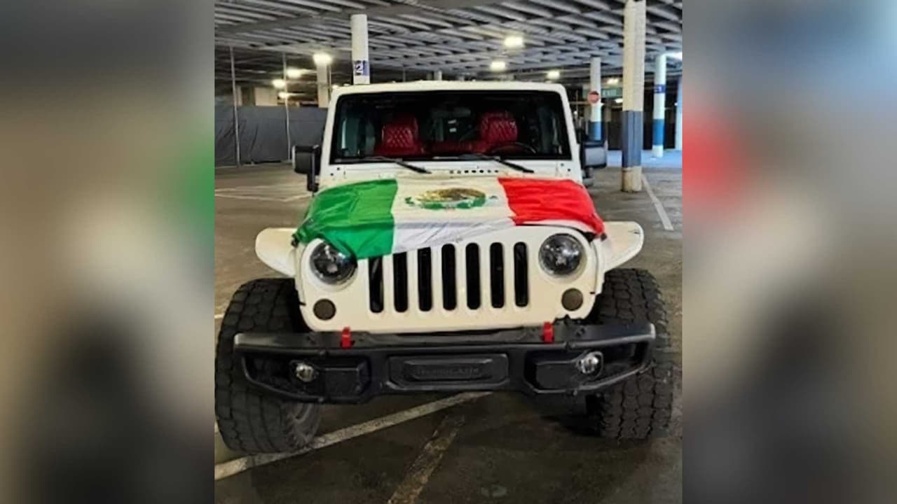 Su vehículo, un Jeep que tenía la bandera México en el cofre, fue localizado y remolcado por las unidades especializadas en "sideshows" de OPD.