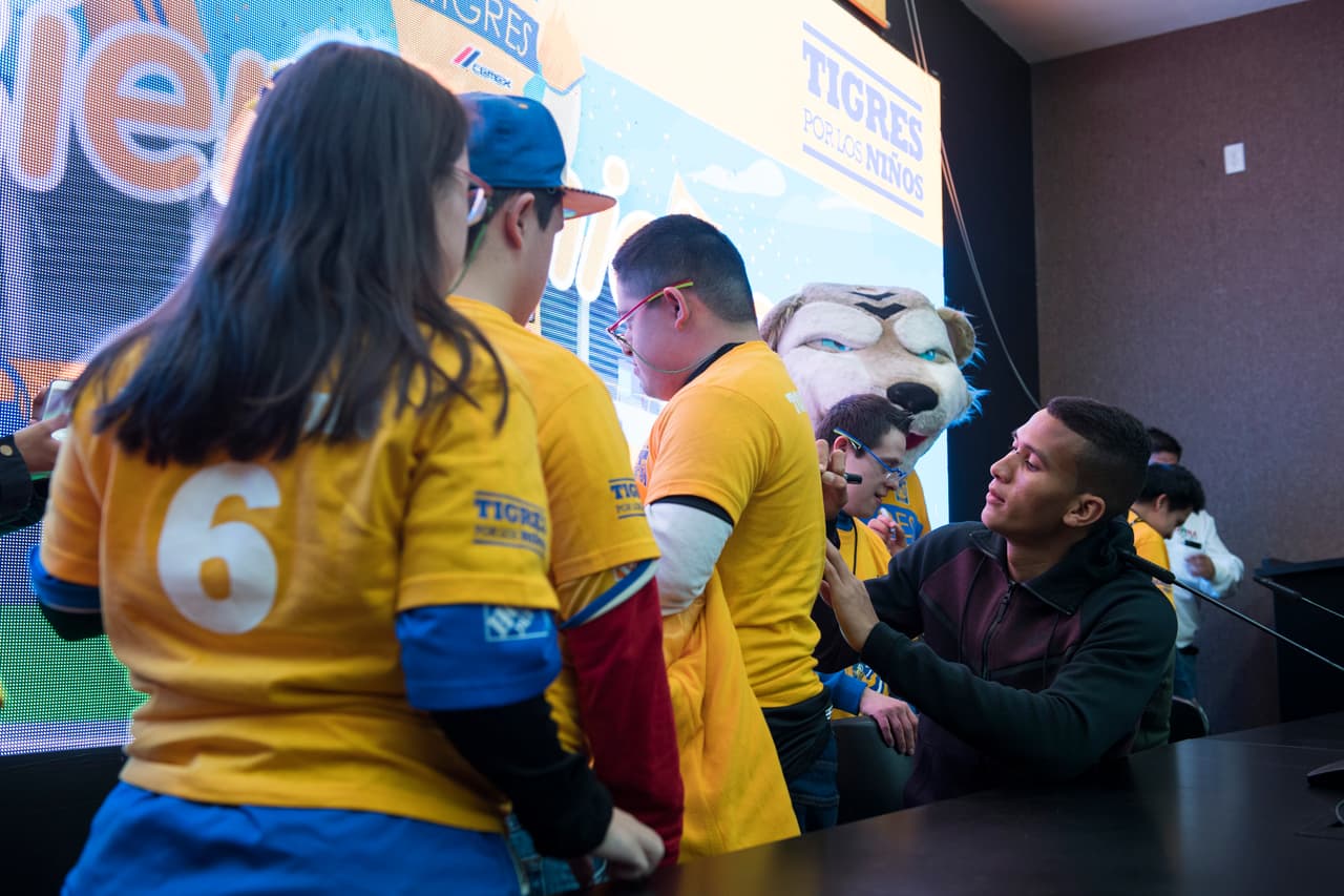 El francés Andre-Pierre Gignac y el colombiano Francisco Meza, ambos lesionados, compartieron con fanáticos de Tigres UANL en Nuevo León, previo al partido del equipo contra Chivas de Guadalajara.