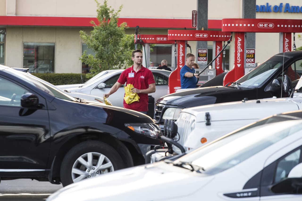Habitantes de Houston cargas sus autos con gasolina, a la espera de las inundaciones que provocarán las fuertes lluvias provocadas por el huracán Harvey en la ciudad.