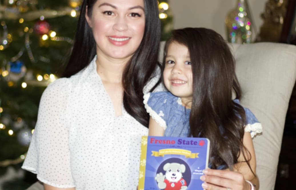 Estudiante de Fresno State lanza libro que fomenta el bilingüismo en edades tempranas