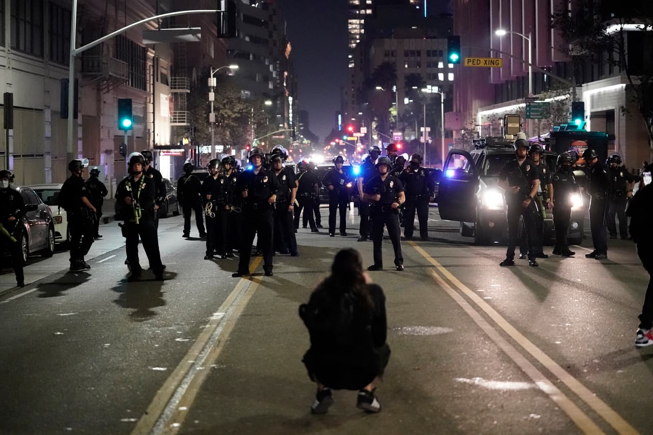 La policía declara manifestación ilegal en el centro de Los Ángeles un día después de las elecciones
